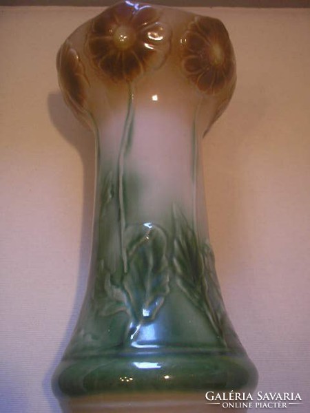 N13 art nouveau majolica caspo or statue holder with a convex circle mark at the bottom, rarity as a gift