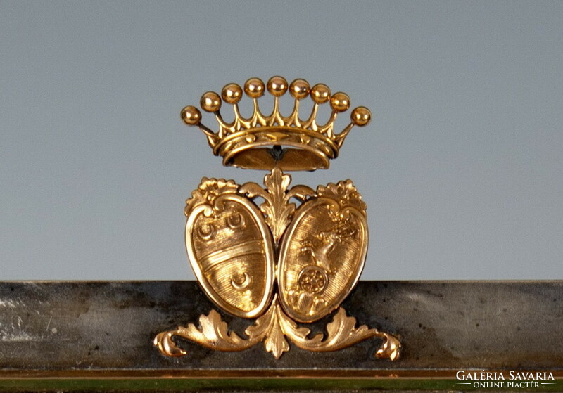 Ezüst képkeret a Pálffy család címerével - arany díszítőelemekkel