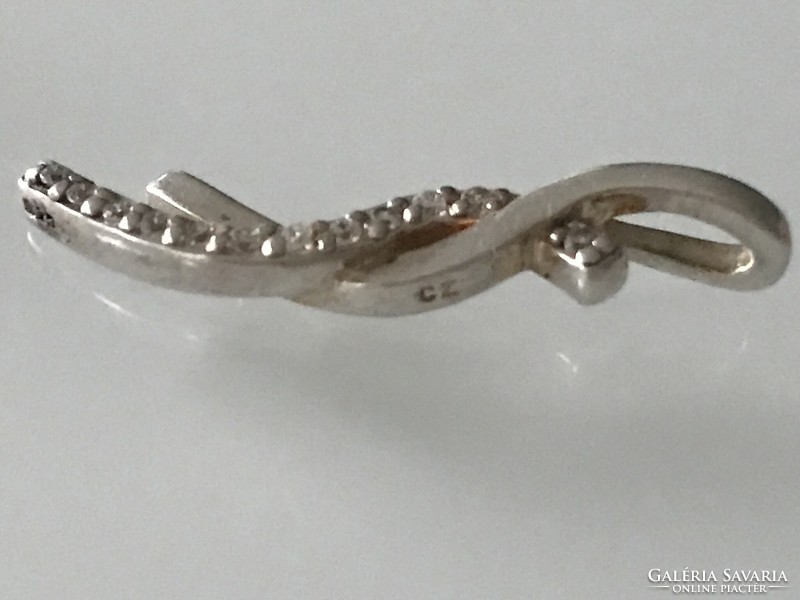 Ezüst medál ragyogó kristályokkal, 3 cm