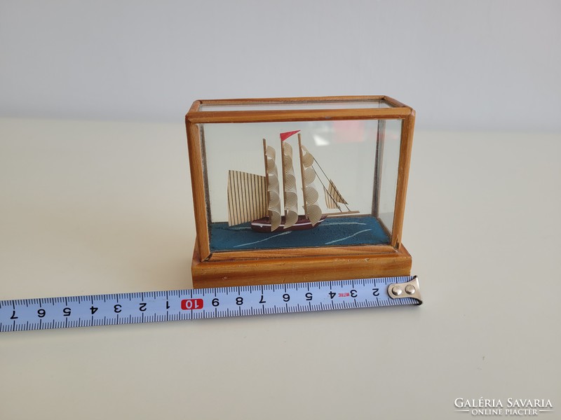 Retro régi vitorlás hajó makett szuvenír üvegezett fa dobozban