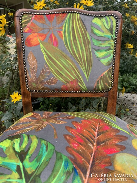Gyönyörű őszi kárpitba öltöztetett, antik székek