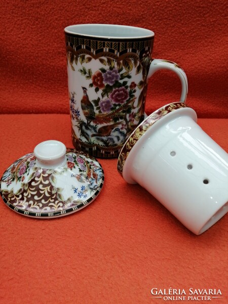 Porcelain filter tea and coffee mug with lid. (Nana)