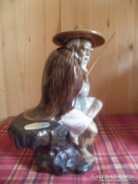Régi, egyedi figurális, kínai mázas, jelzett kerámia - Horgász kalapban, bottal a kezében -
