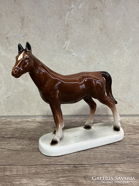 Kisméretű porcelán ló