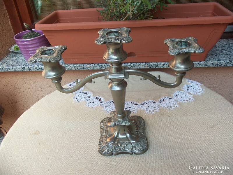 Three-pronged candlestick