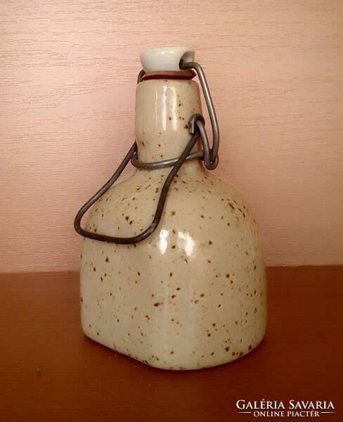 Barna pöttyös mázas kerámia kőagyag likőrös italos korsó, kiöntő, palack, csatos porcelán dugóval