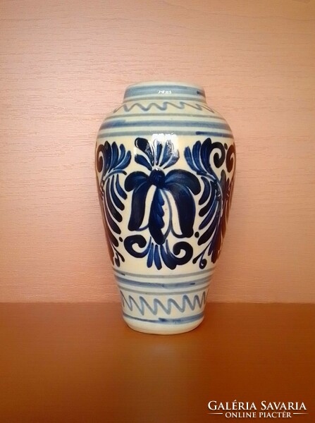 Kézzel festett korondi kék-fehér mázas kerámia váza 1960 körül népi virágmintával