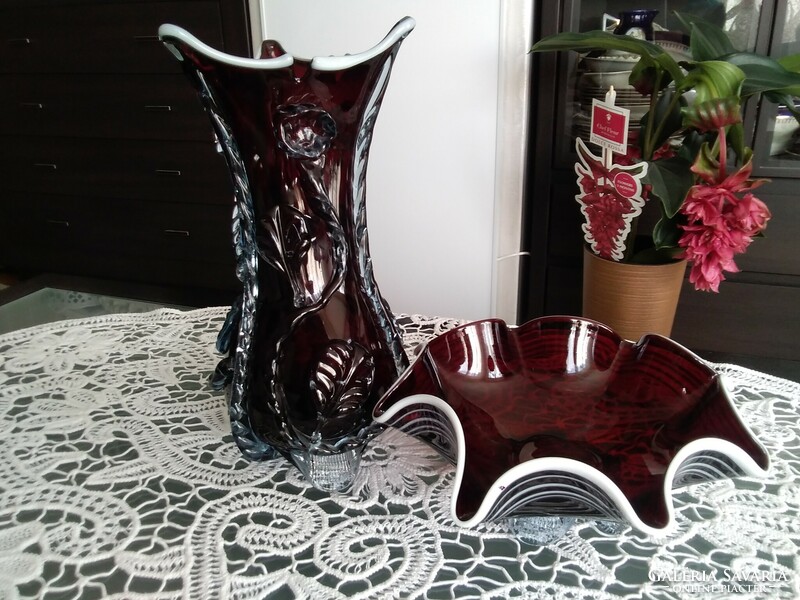 Antik szakított talpú muránói bordó váza rátett mintával és kínálóval együtt!