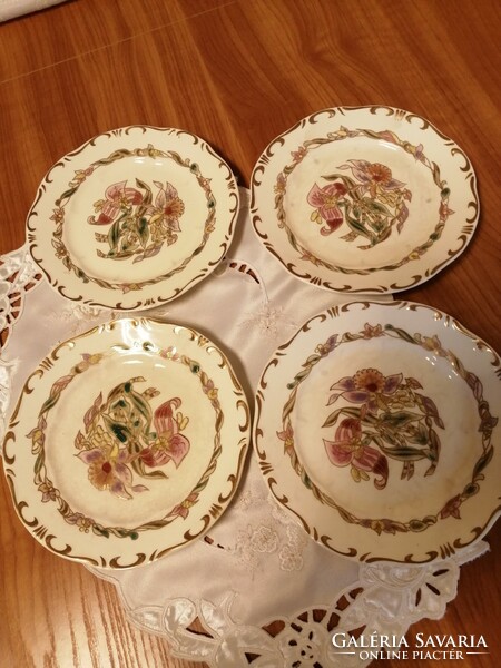 Zsolnay süteményes tányérok.