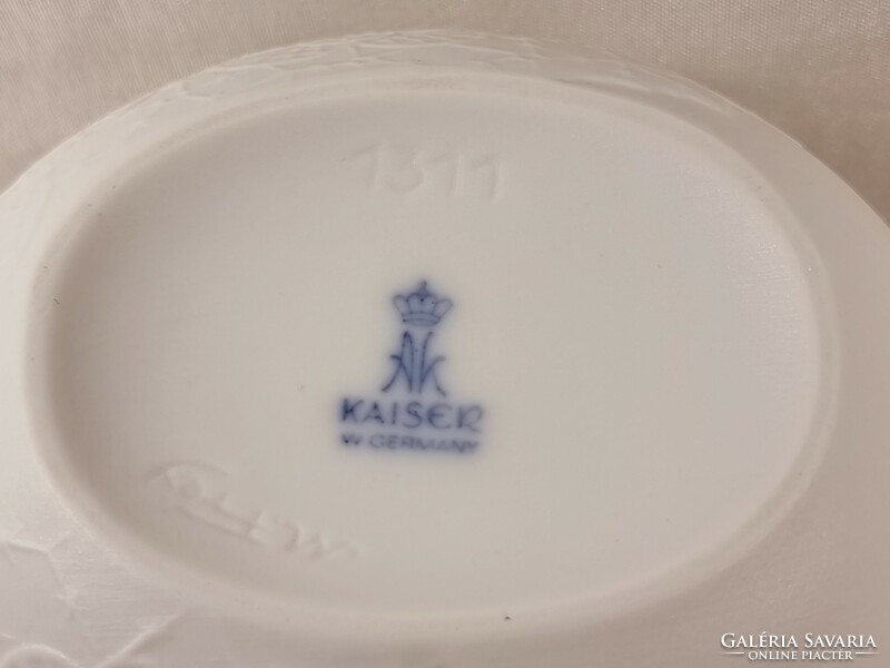 Kaiser M.Frey 1311 győnyörű horgolt csipkemintás bisquit fehér hullámos peremű ovális váza