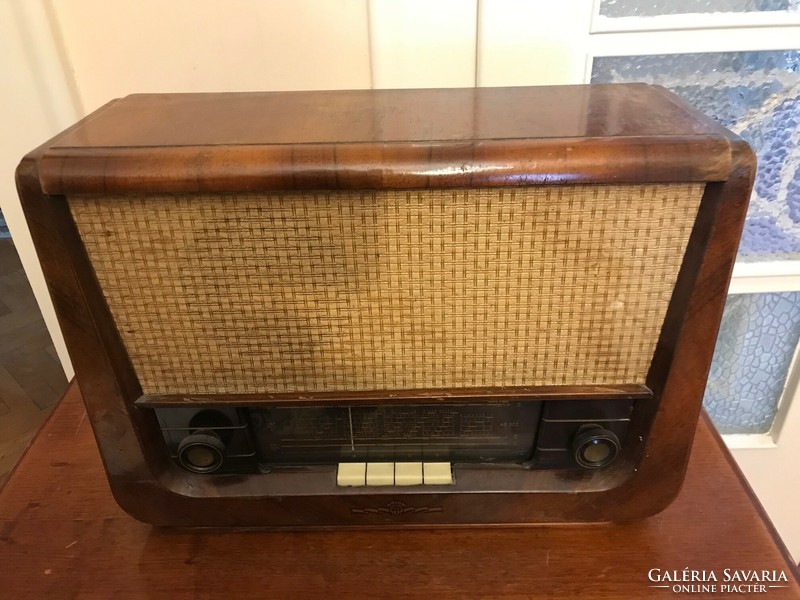 Orion brand, wood-housed nostalgia radio, the xx. No. Around the middle. Good condition.