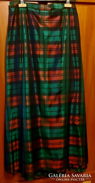 Newhouse brand elegant casual silk skirt, new condition, size M