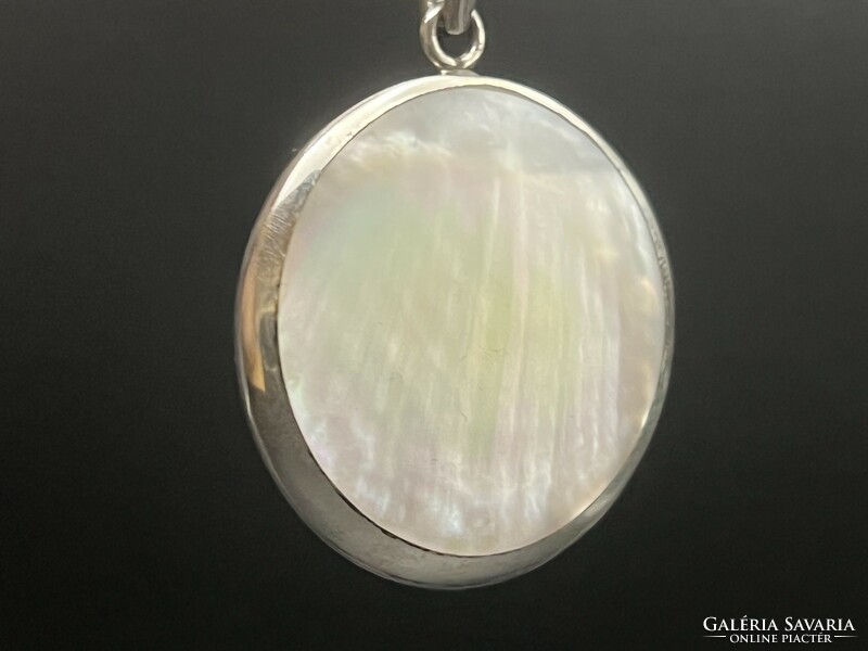 Silver pendant with mother-of-pearl shell pattern