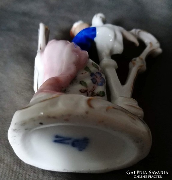 Kézzel festett, bájos nápolyi antik porcelán szobrocska, nipp