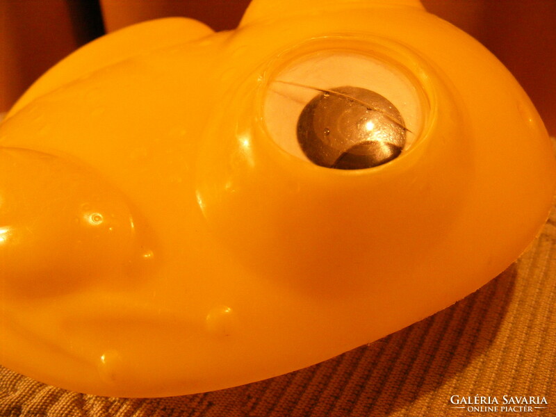 Retro strandoló  spriccelő sárga műanyag  játék béka 14 cm