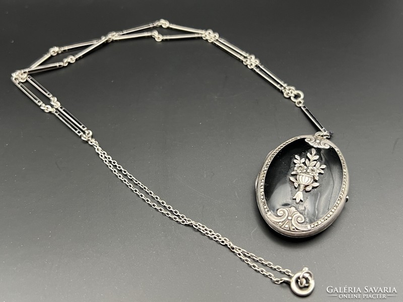 Antik ezüst képtartós elegáns magasfényű zománc medál markazit kövekkel és lánccal