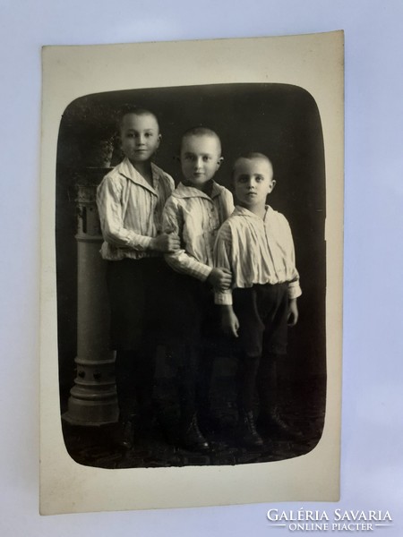 Régi gyerekfotó vintage fénykép kisfiúk
