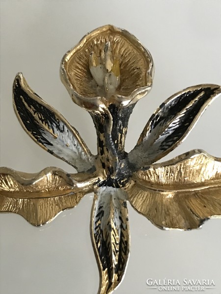 Orchidea alakú bross zománc díszítéssel, 5,2 x 5,6 cm