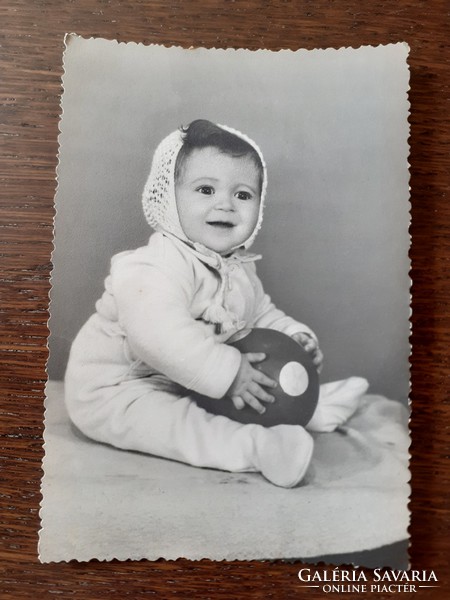 Régi gyerekfotó kislány labdával fénykép