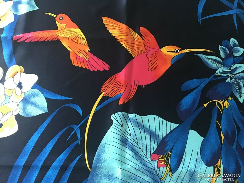 Loredano márkájú kendő egzotikus madarakkal, virágokkal, 88 x 88 cm