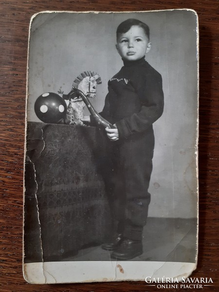 Régi gyerekfotó kisfiú játék falóval labdával fénykép