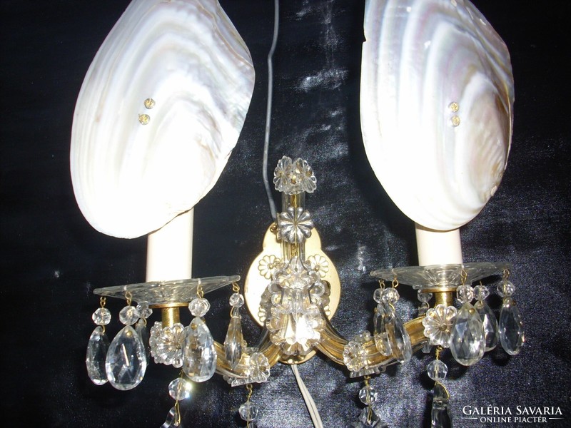 Crystal wall arm with shell shell