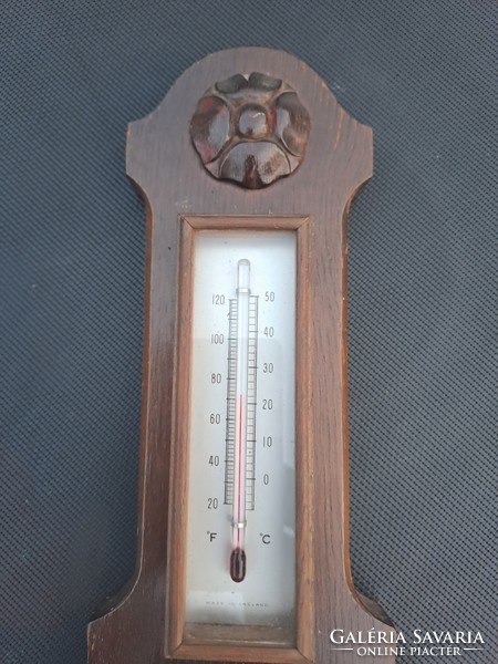 Barometer, English weather forecaster, with mobilizable thermometer