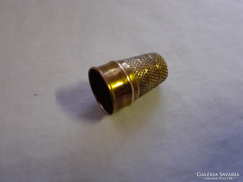 1 old brass thimble in good condition