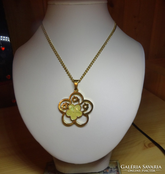 Medical steel pendant with chain, shiny surface, gold color, flower shape.