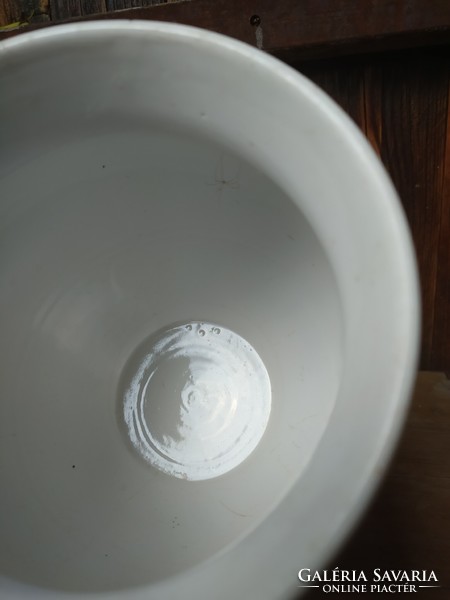 Porcelain vase with a bay