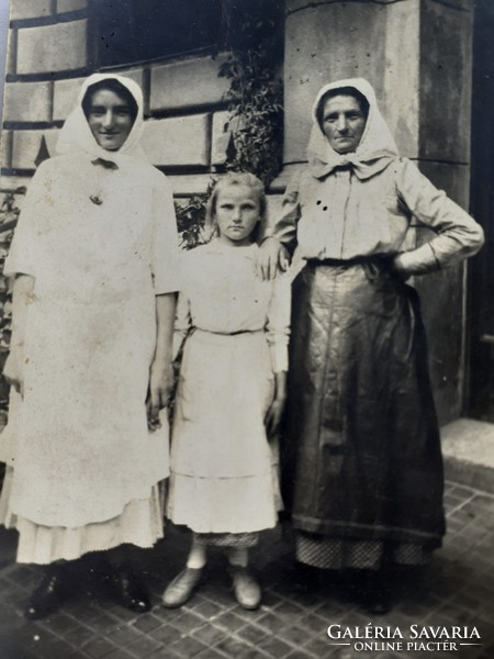 Régi női fotó 1930 fénykép népviseletes hölgyek kislány csoportkép