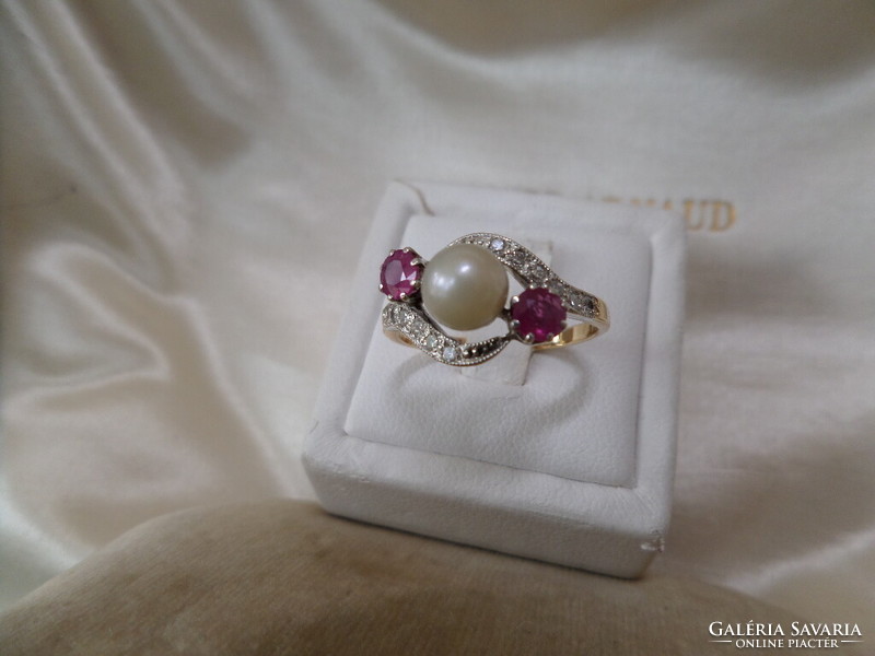 Gold ring with rubies, pearls and diamonds