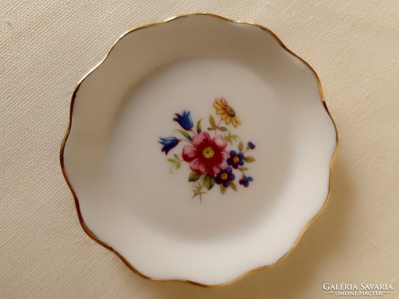 Három régi Aquincum porcelán mini tálka tányérka virágminta jelzett számozott, babatányér babaház