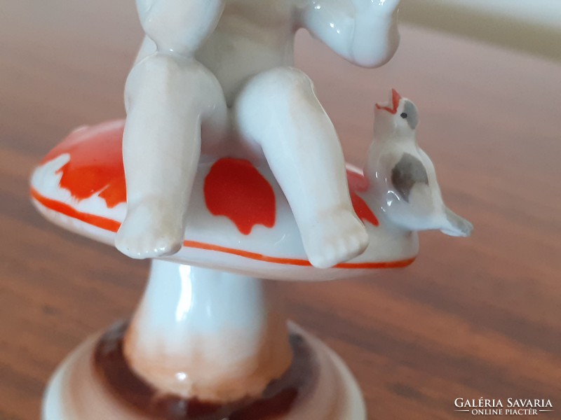Régi Metzler & Ortloff miniatűr porcelán gombán ülő baba
