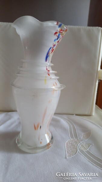 Tejüveg, anyagában színezett, fodros szélű, nyakánál üvegszállal díszített kézműves váza.