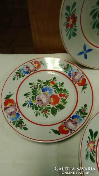 Régi Hollóházi porcelán kézzel festett fali tányér egyedi mezőkövesdi rózsás mintával dísztál, tál