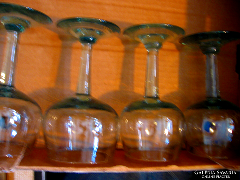 Türkiz kék buborékos, egyedi művészi talpas boros poharak 4 db egyben