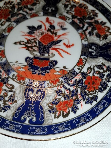 Imari porcelán, japán tányér, jellegzetes piros virágokkal.
