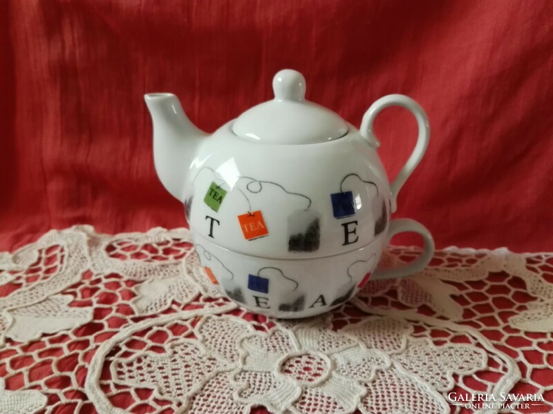 Egy személyes porcelán teázó...csésze, kiöntő egyben.