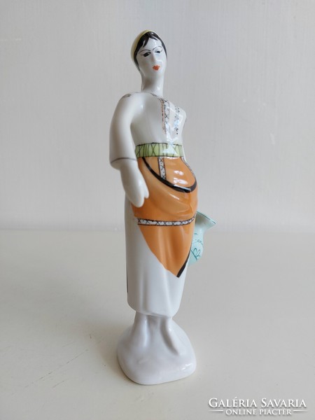 Régi porcelán figura kendős hölgy korsóval