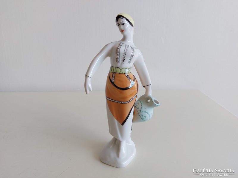 Régi porcelán figura kendős hölgy korsóval