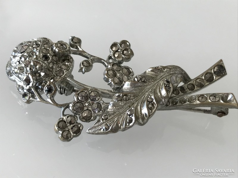 Rose strand-shaped silver-plated brooch inlaid with marcasite, 5 cm long