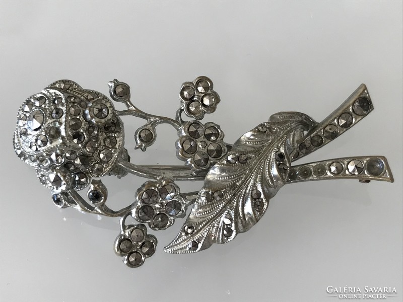 Rózsaszál alakú ezüstözött bross markazitokkal kirakva, 5 cm hosszú