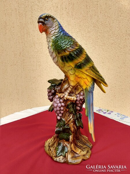 Egy hatalmas méretű  porcelán Ara papagáj,,48 cm magas.,.Hibátlan,,most minimál ár nélkül..