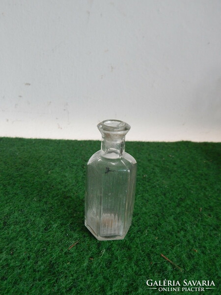 5 darab régi patikai üveg egyben eladó! Mérete,,8.5cm től 25 cm ig..Külsőleg.