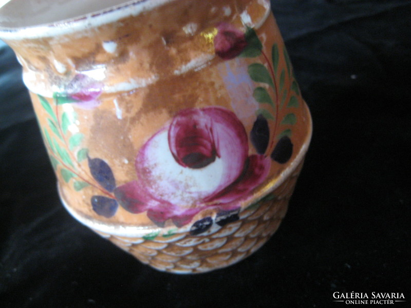 Bécsi emlék csésze ,  bécsi rózsa dekorral  , alul pikkelyes  mlnta   9 x 9,5 cm
