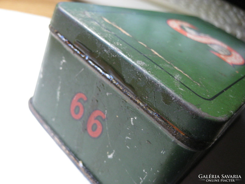 Singer varrógép doboz  , benne eredeti régi  lezsírozott  gyári alkatrészekkel