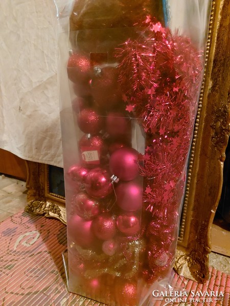 Huge package of Christmas decorations / in red
