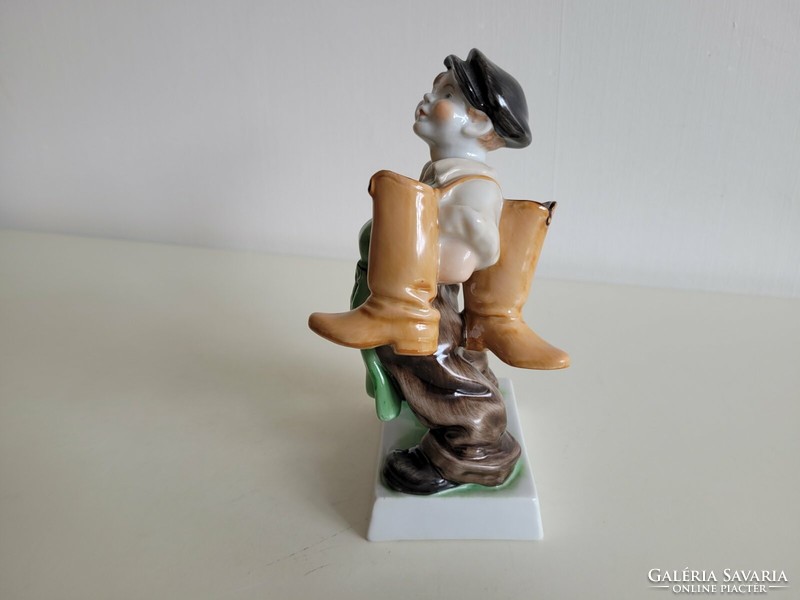 Régi Herendi Csapváry porcelán 1946 suszter fiú csizmadia csizmakészítő figura