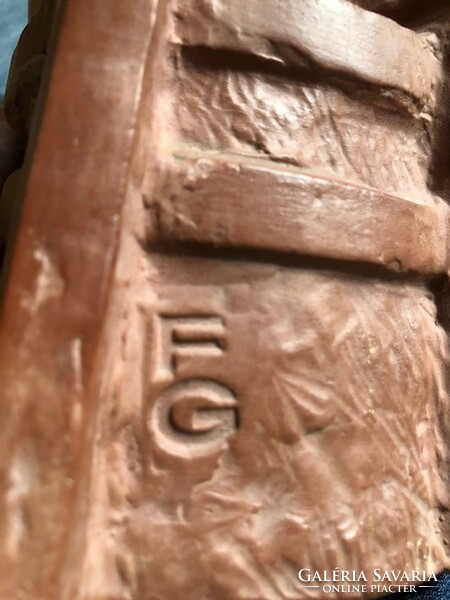 Fiatal lány ülőszobra (terrakotta) Fekete Géza alkotása